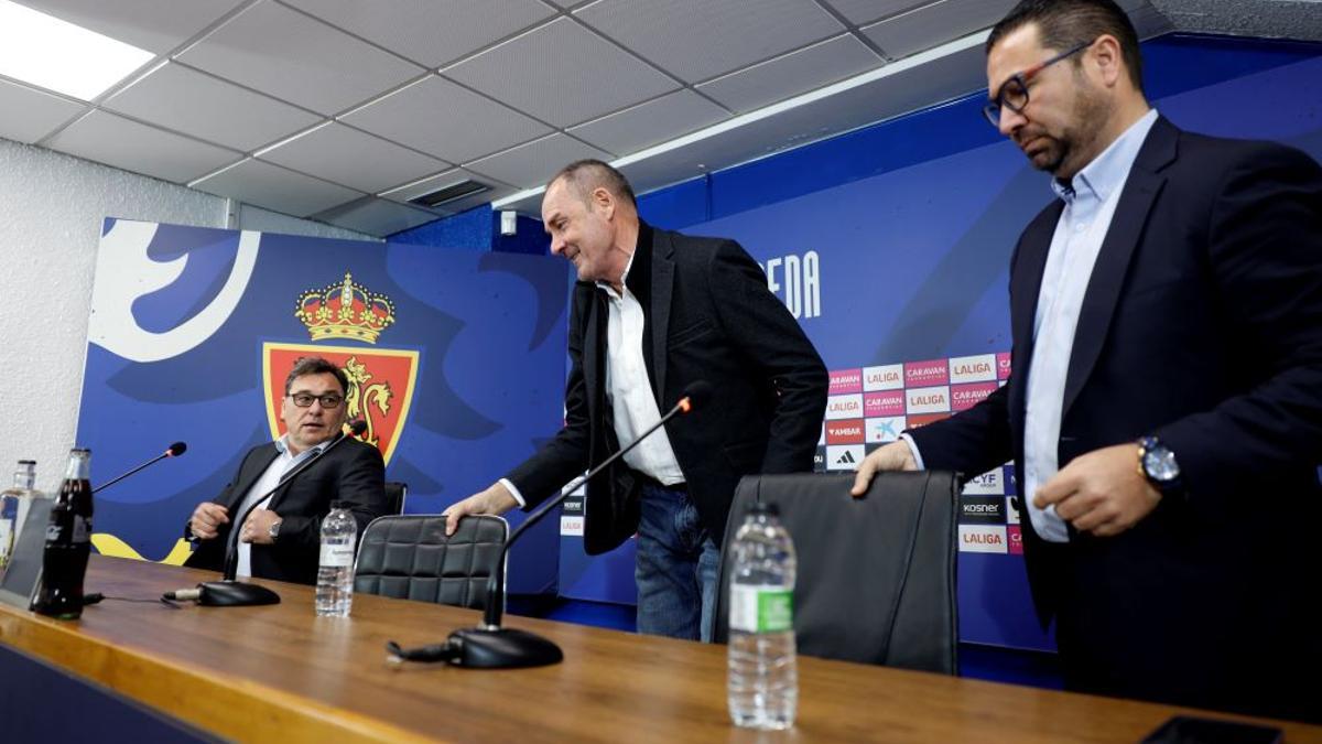 Víctor Fernández, entre Sanllehí y Cordero en la presentación del entrenador el pasado 11 de marzo.