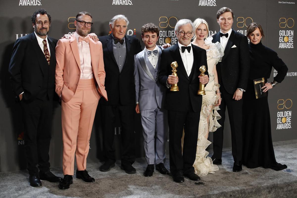 Tony Kushner, Seth Rogen, Judd Hirsch, Gabriel LaBelle, Steven Spielberg, Michelle Williams, Paul Dano y Kristie Macosko Krieger con el premio a la Mejor Película Dramática.