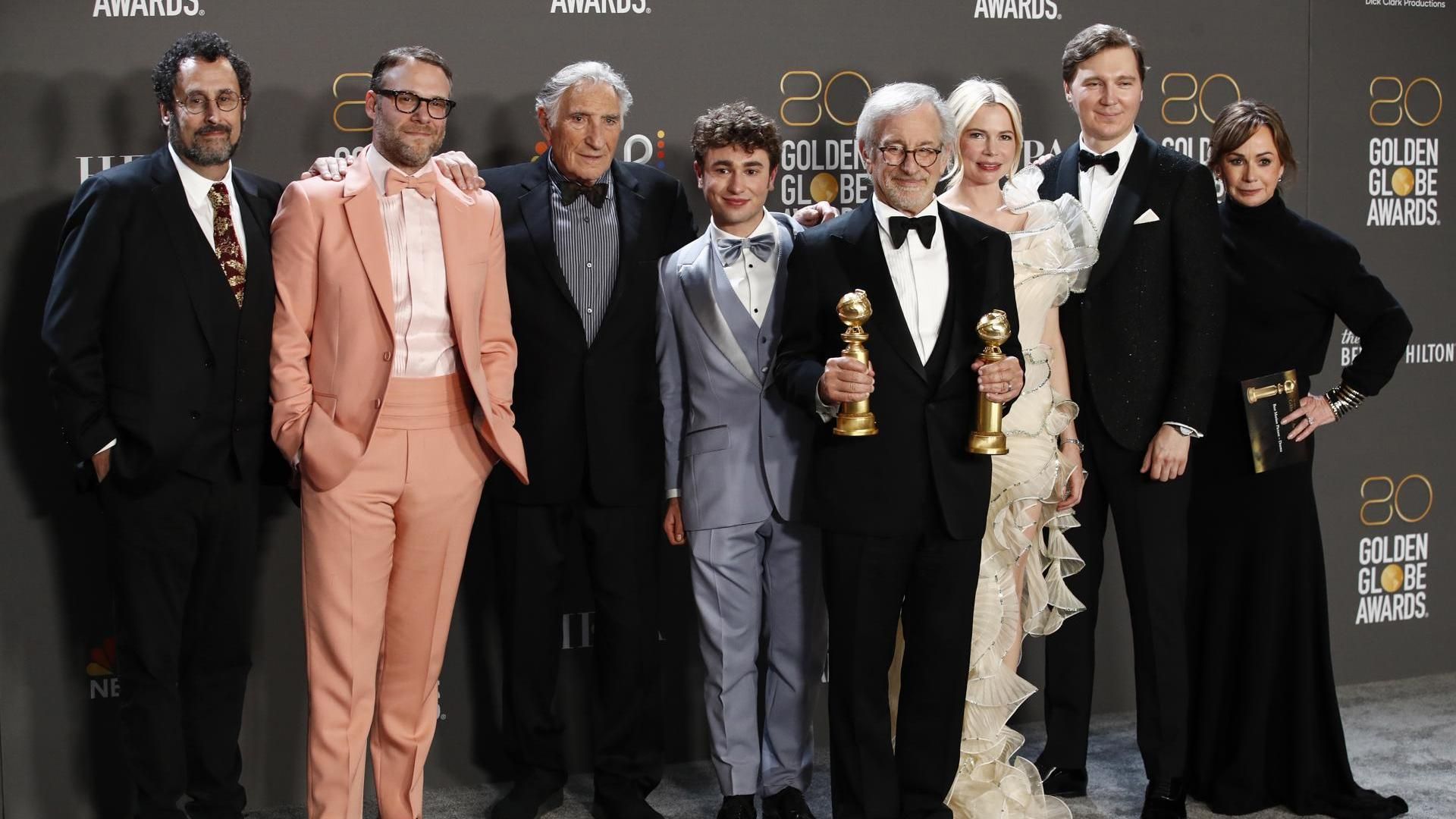 Tony Kushner, Seth Rogen, Judd Hirsch, Gabriel LaBelle, Steven Spielberg, Michelle Williams, Paul Dano y Kristie Macosko Krieger con el premio a la Mejor Película Dramática.