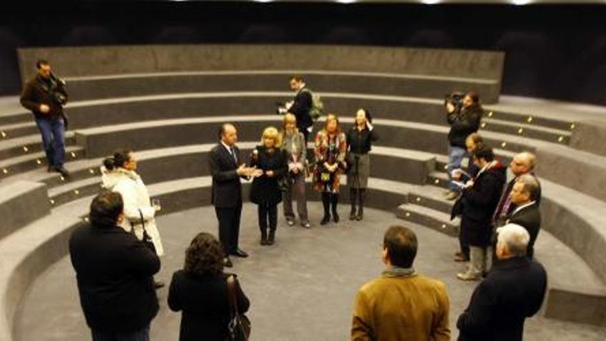 Joaquín Ripoll, durante el recorrido que realizó ayer por las distintas salas del Auditorio Provincial.