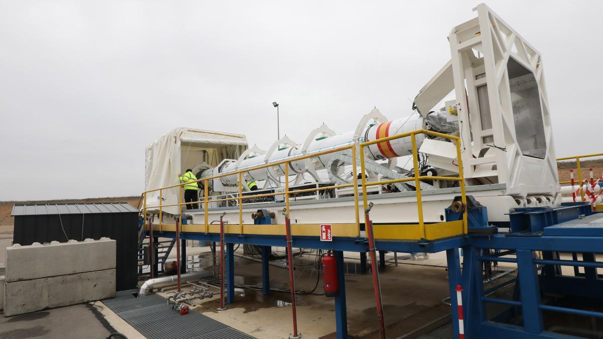 El prototipo del primer cohete español se encuentra desplegado y en fase de pruebas en el Aeropuerto de Teruel.