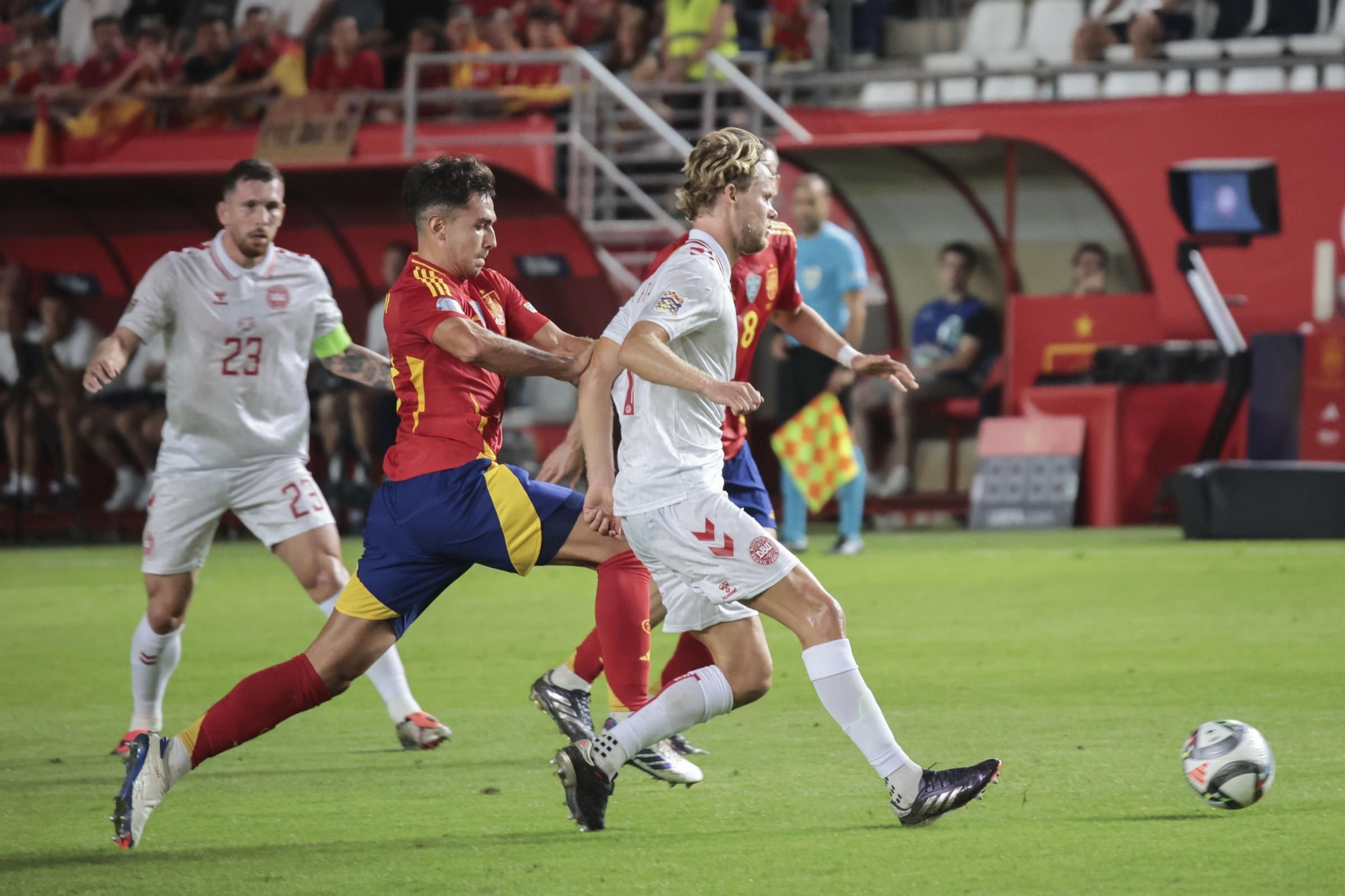 España y Dinamarca empatan sin goles tras una primera parte igualada