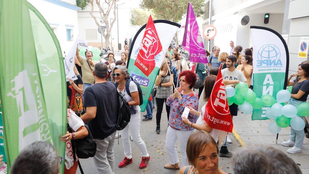 profesores de Ibiza en una protesta frente a la Delegación de Educación.