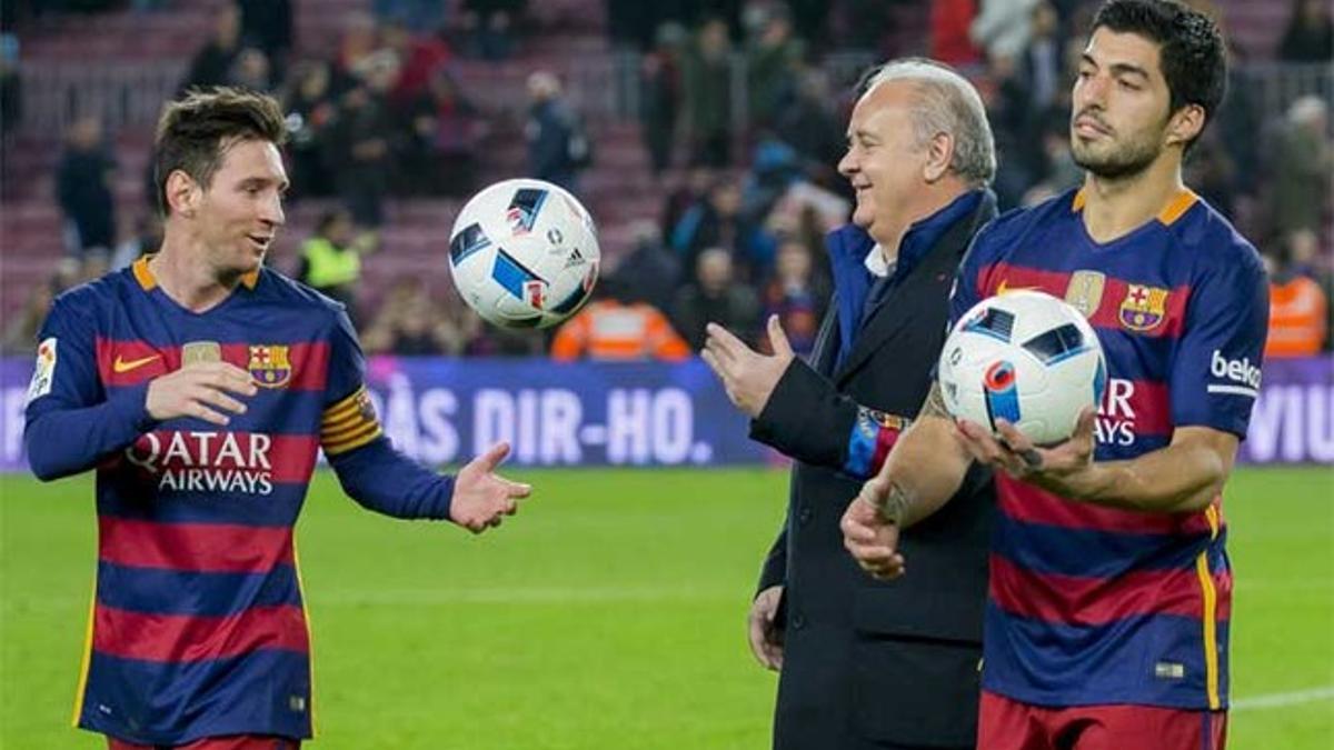 Carlos Naval (centro), entrega a Leo Messi y Luis Suárez un balón tras sus respectivos hat trick y poker en el Barça-Valencia