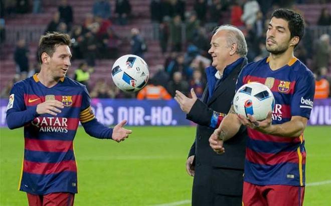 Carlos Naval (centro), entrega a Leo Messi y Luis Suárez un balón tras sus respectivos hat trick y poker en el Barça-Valencia