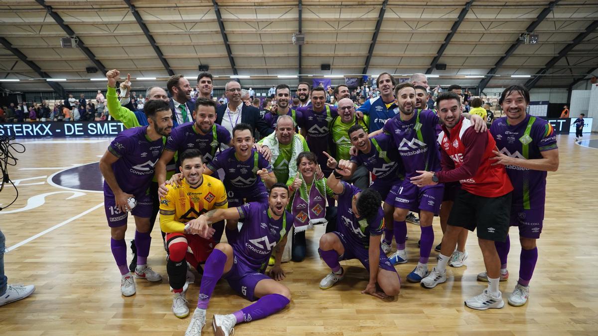 Los jugadores celebran sobre la pista del Belleheide de Roosdaal el empate.