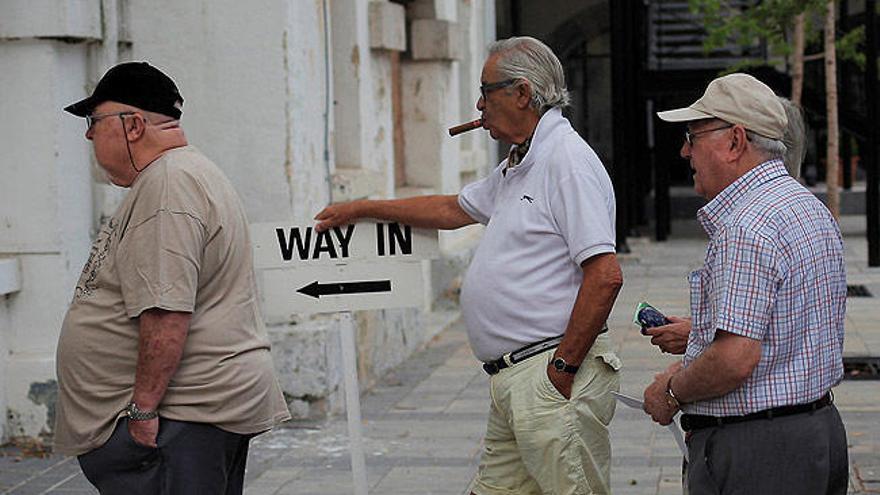 Votantes hacen cola este jueves en Gibraltar.