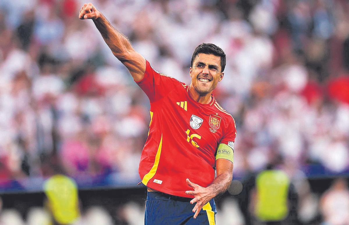 Rodri está realizando una temporada sensacional y se ha convertido en uno de los líderes de la Roja// EFE Stuttgart (Germany), 05/07/2024.- Rodri of Spain celebrates with their supporters after winning the UEFA EURO 2024 quarter-finals soccer match between Spain and Germany, in Stuttgart, Germany, 05 July 2024. (Alemania, España) EFE/EPA/ANNA SZILAGYI