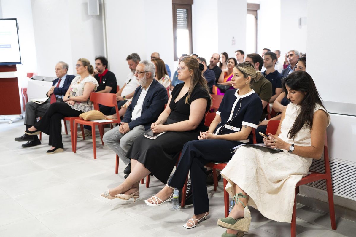 Asistentes a la presentación ayer del informe.