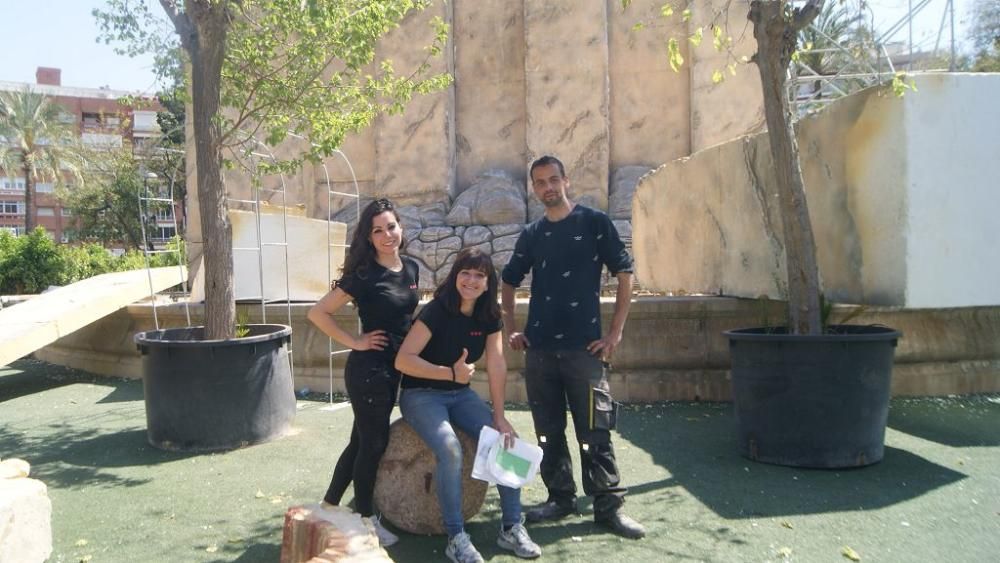 Montaje del monumento 'Los Jardines del Rey Lobo' en la plaza Circular de Murcia