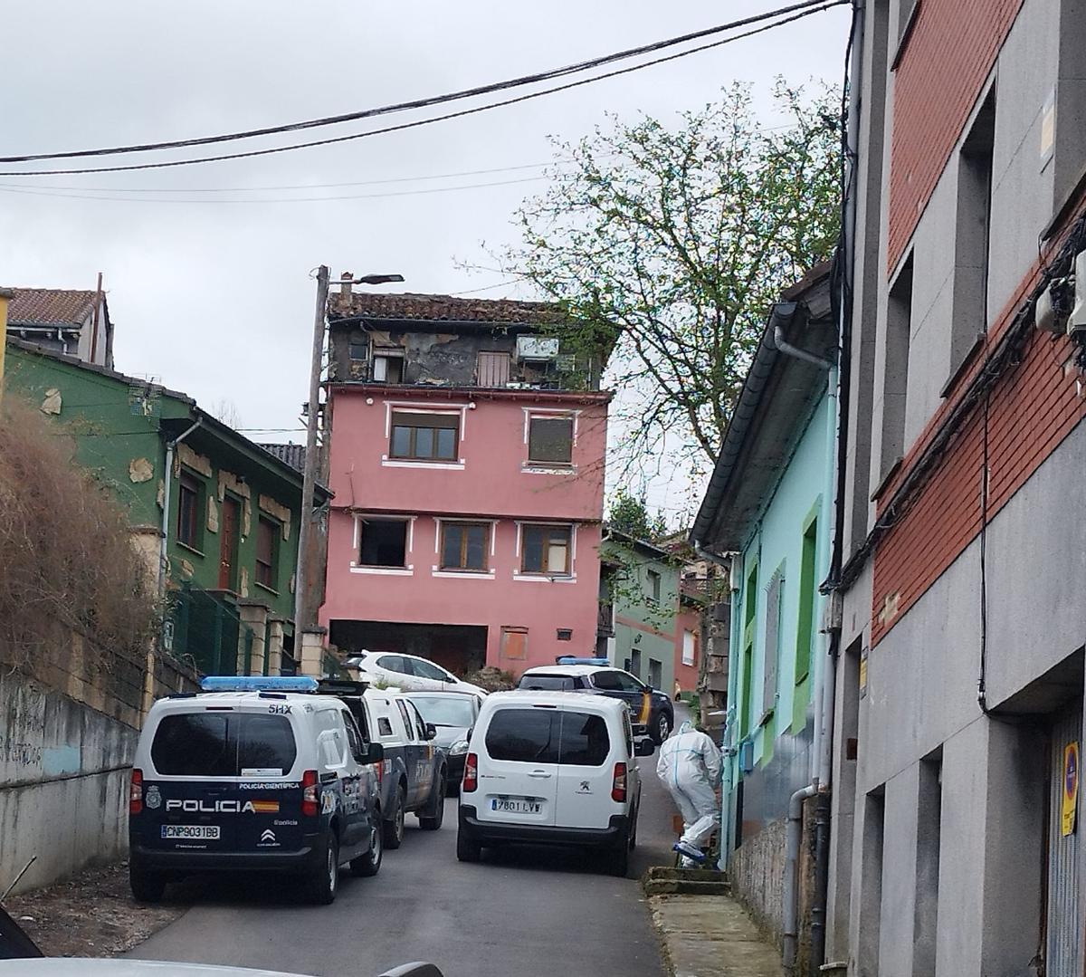 Un agente de la Policía Científica, accediendo a la casa.