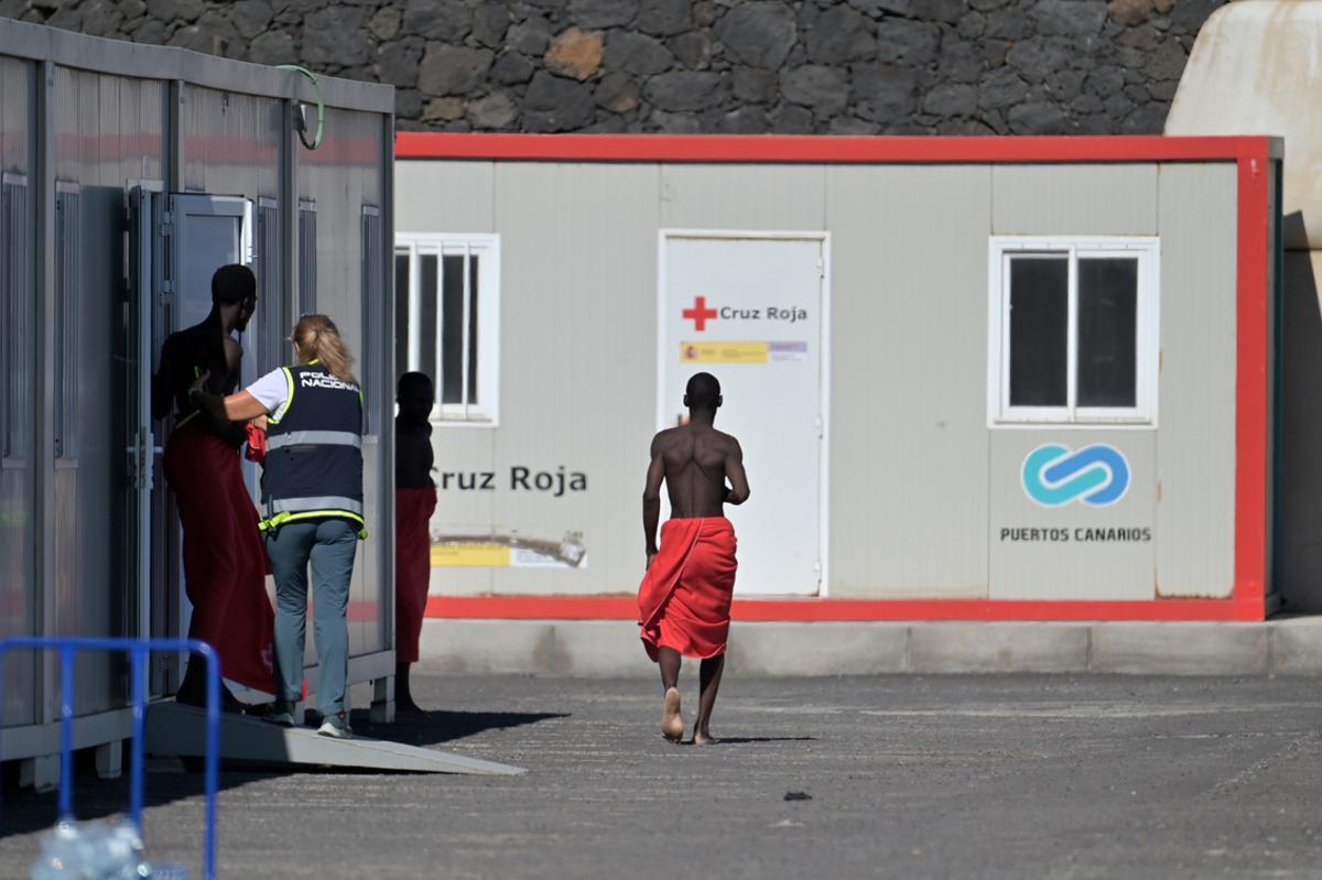 Salvamento auxilia a un cayuco con 131 personas que llega escorado a El Hierro