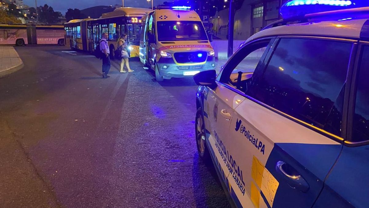 Imagen de la intervención realizada por la Policía Local de Las Palmas de Gran Canaria por la caída de un joven en una guagua el pasado sábado.