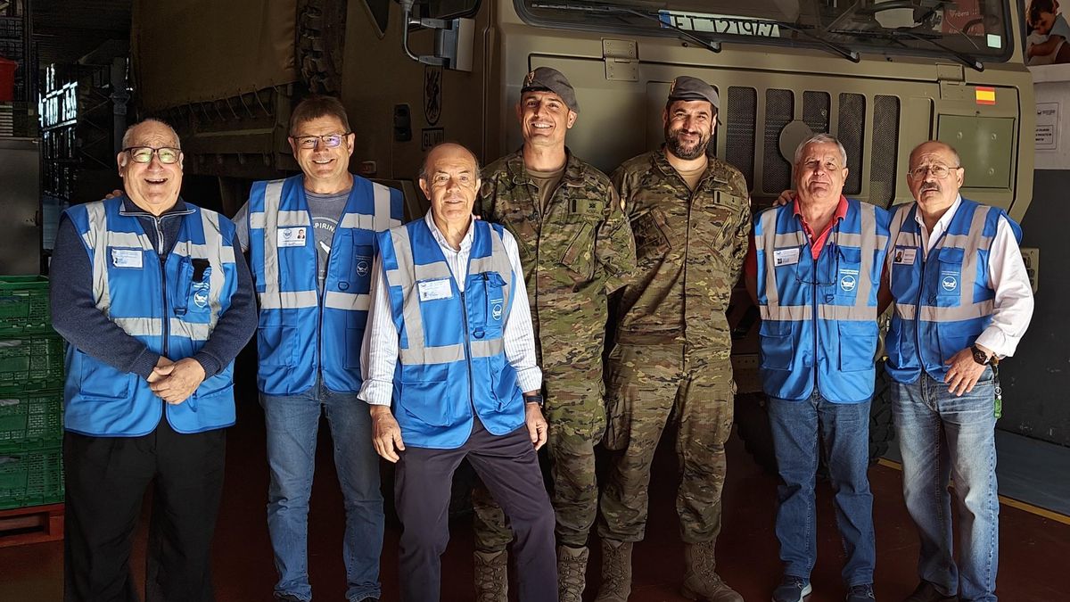 Voluntarios con personal de la Brilat