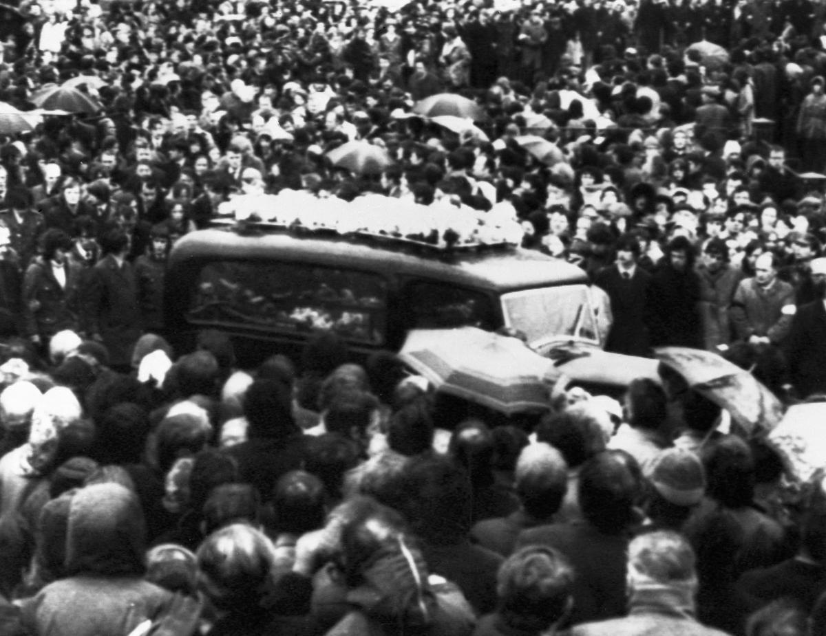 Decenas de miles de católicos participan en el funeral por las víctimas del 'Bloody Sunday' en Derry, el 2 de febrero de 1972.