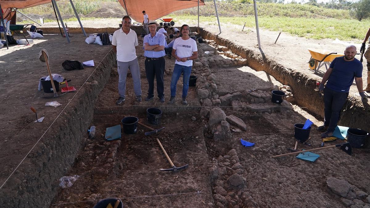 Juan Manuel Muñoz Gambero, descubridor del Cerro del Villar, entre los codirectores de las excavaciones, José Suárez y Bartolomé Mora.
