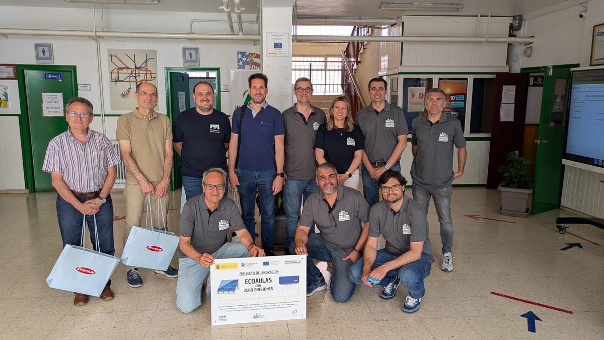 Foto de grup del professorat participant muntant les noves instal·acions