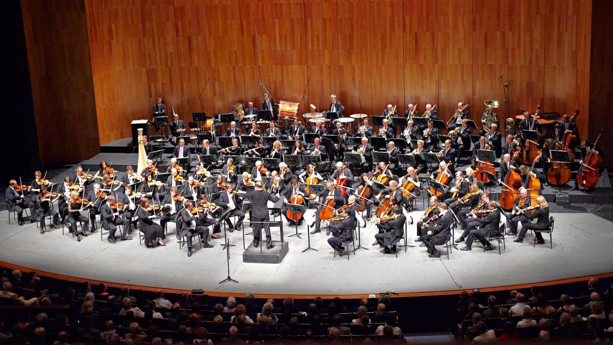 La Orquesta Mozarteum de Salzburgo.