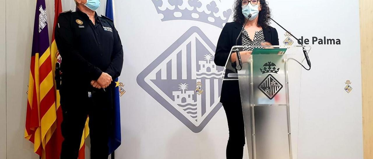 La  teniente de alcalde Joana Maria Adrover en una intervención junto con el jefe de la Policía Local, José Luís Carque.