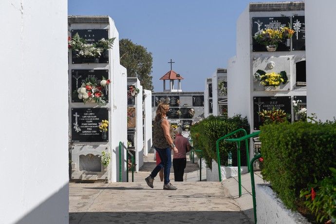 Cementerios de San Juan y San Gregorio antes del Día de Todos los Santos