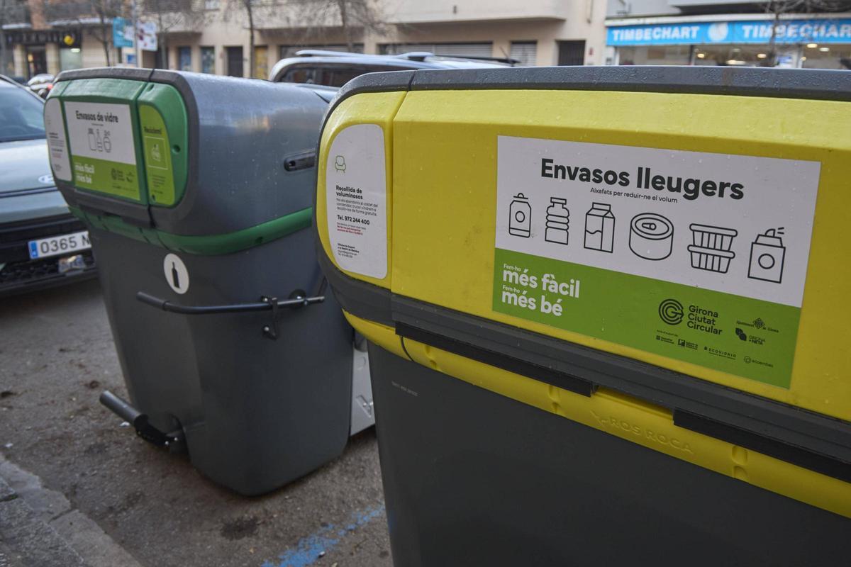 Dos dels contenidors que s'han instal·lat recentment.