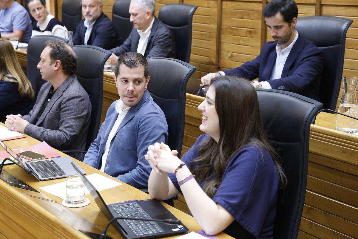 Olaya Suárez se rie ante la mirada del portavoz de IU, Javier Suárez Llana.