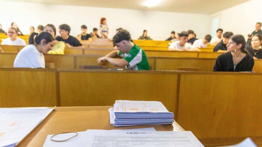 Profesores de instituto, sobre los errores en la PAU: «Este año es especialmente chapucero, la gente que pone los exámenes tiene que ser más profesional»