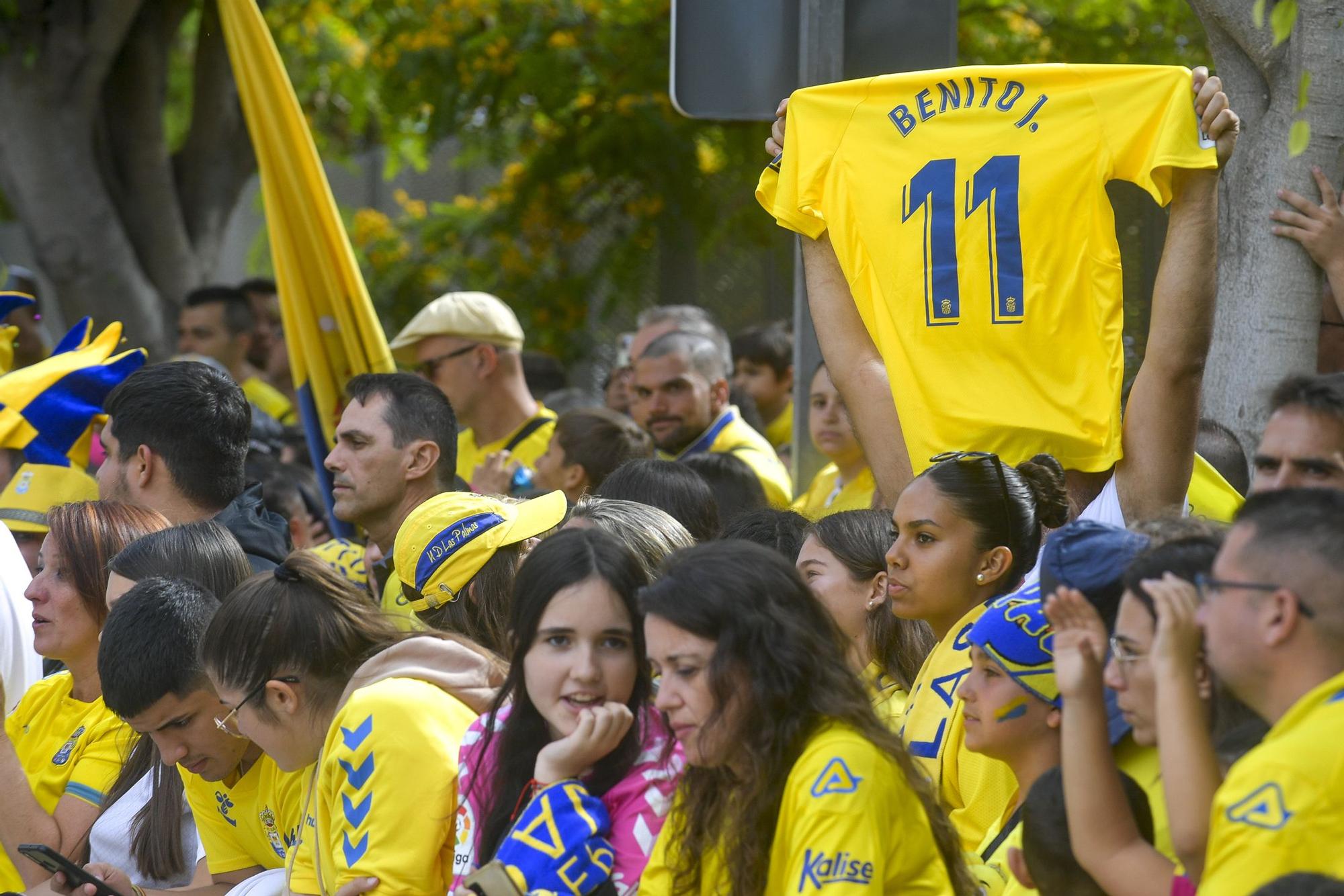 La afición recibe a la guagua de la UD Las Palmas en Fondos de Segura