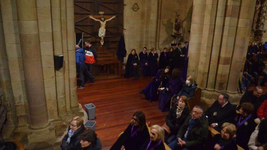 Semana Santa Benavente 2024: La procesión &quot;interior&quot; de la Vera Cruz