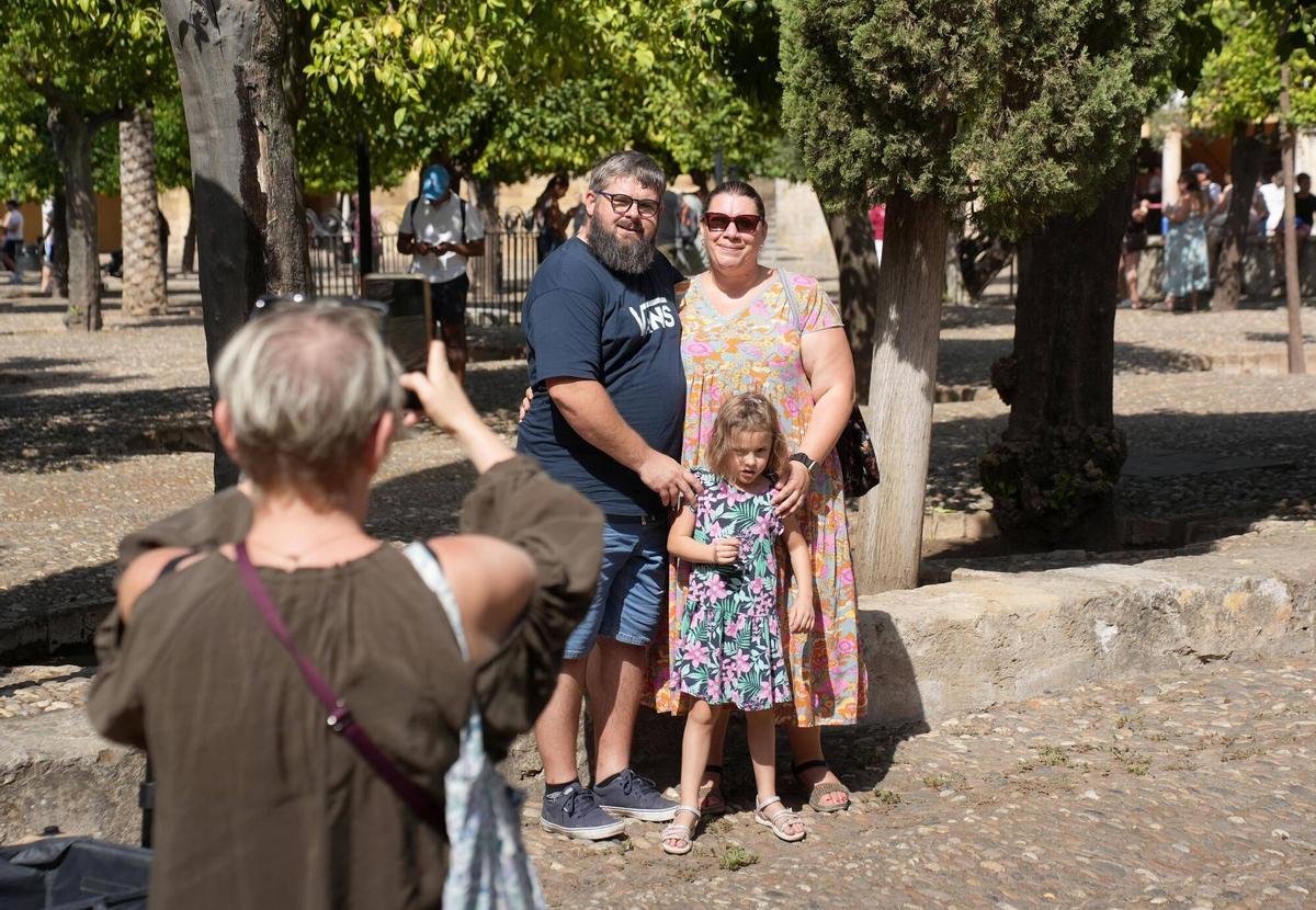 Así viven los turistas el calor de Córdoba en pleno agosto: abanicos, agua y visitas a primera hora Así viven los turistas el calor de Córdoba en pleno agosto: abanicos, agua y visitas a primera hora
