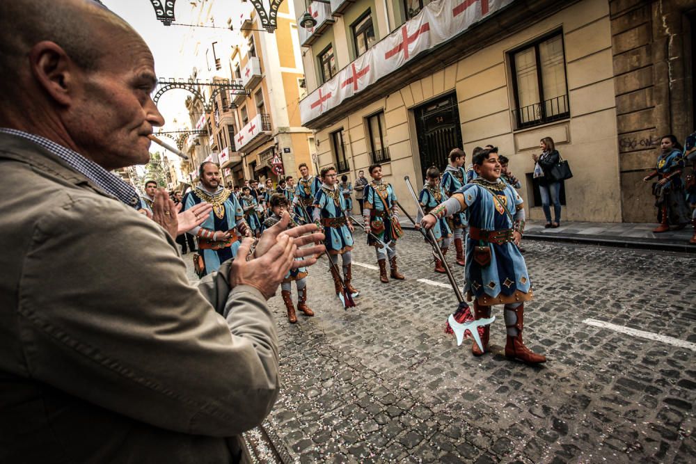 La procesión de la reliquia es uno de los actos que más agradan a los alcoyanos en el día dedicado al patrón San Jorge.