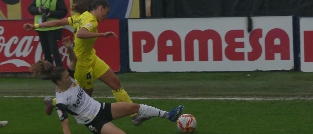 La defensa amarilla Pancha Lara lucha por un balón con una atacante del Valencia.