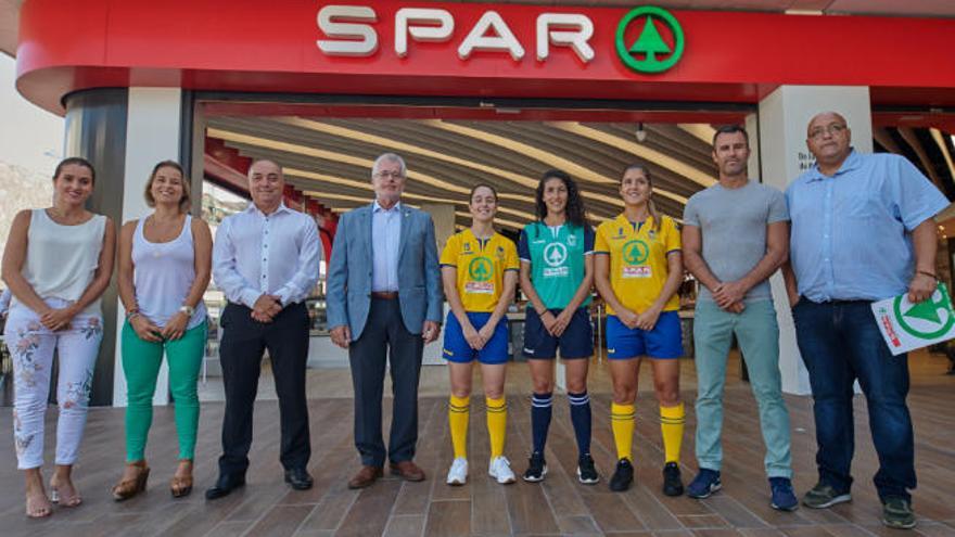 Representantes de Spar Gran Canaria y del CD Femarguín, incluidas varias jugadoras, durante la presentación del patrocinio.