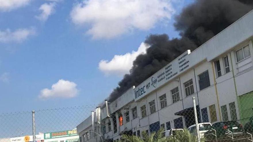 Incendio en una fábrica de calzado en el polígono de Carrús