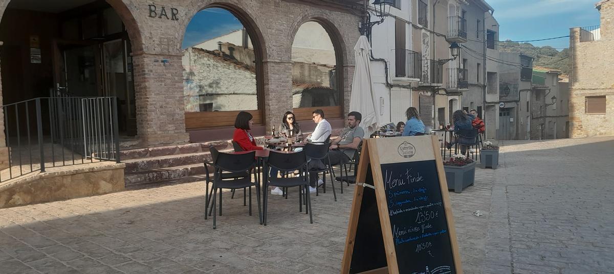 Clientes tomando una consumición en la terraza del bar, en una foto de archivo.