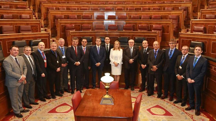 Los organizadores del Congreso de Cofradías, junto con la presidenta de la Cámara Baja y diputados murcianos