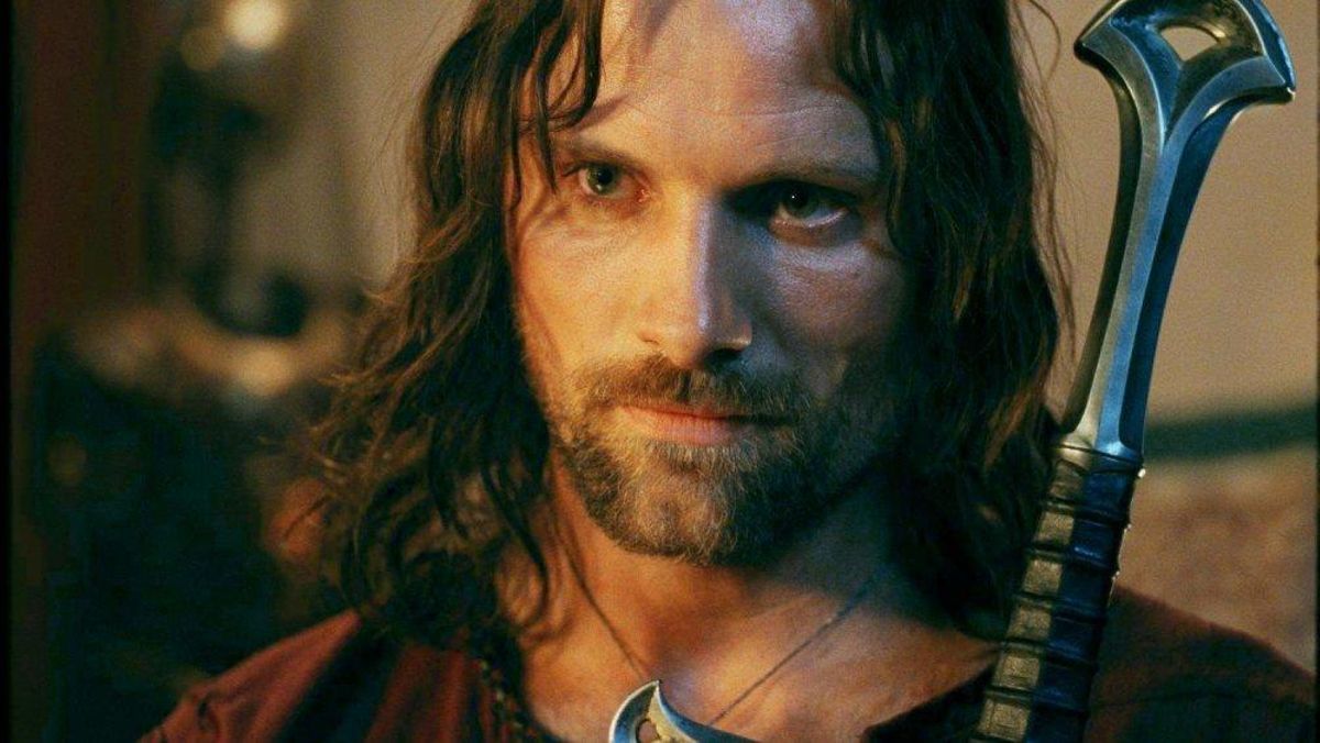 Aragorn (Viggo Mortensen) empuñando Andúril, la espada del rey de Gondor