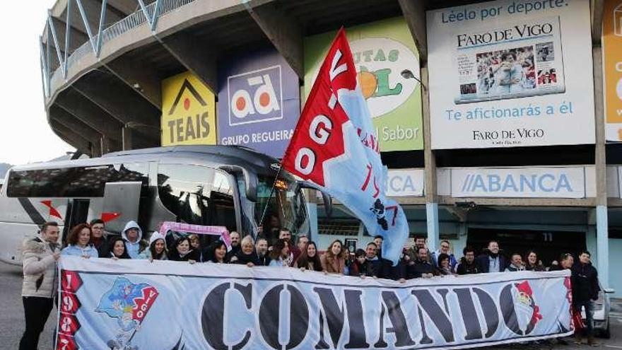 Aficionados de la peña Comando Celta antes de partir hacia Valladolid. // Alba Villar