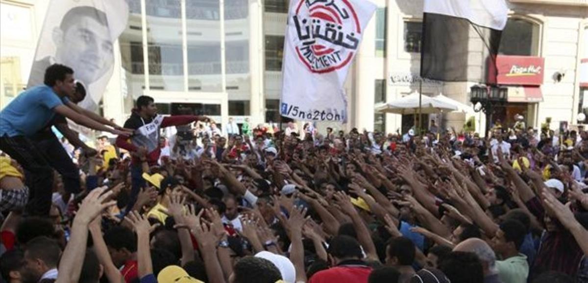 Una multitud d’islamistes criden a favor de Mursi, aquest divendres al Caire.