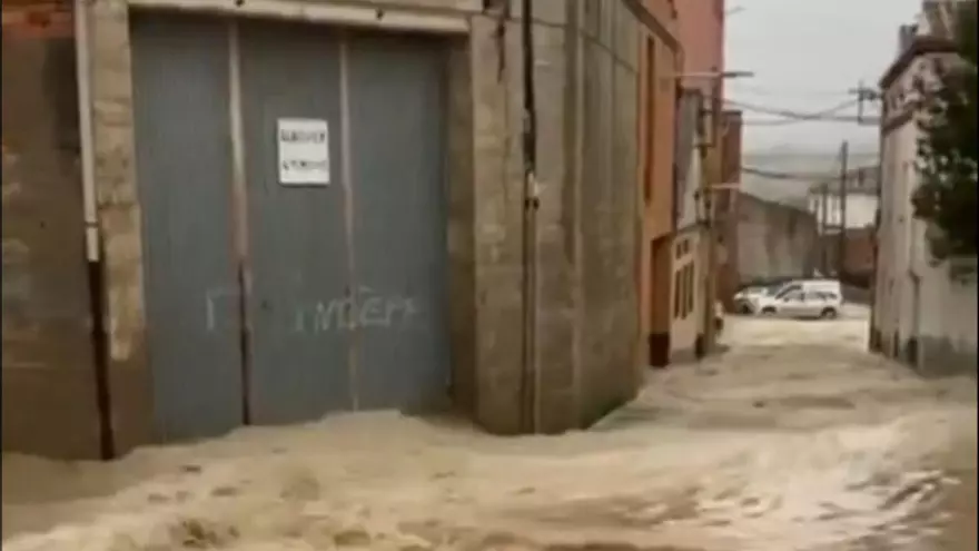 La pluja inunda un carrer d’Oliana