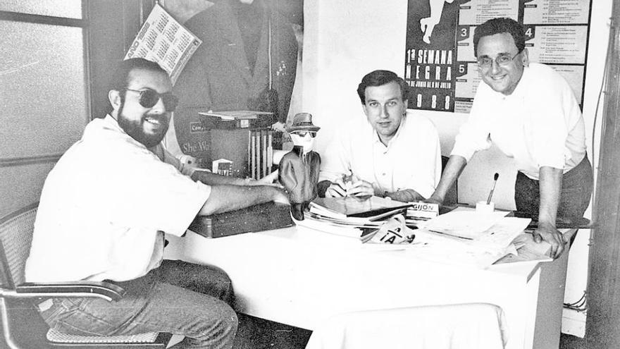 Paco Abril, a la derecha, con Humbero González, en el centro, y Avelino Rodríguez Miravalles, del comité organizador de la primera &quot;Semana negra&quot;.