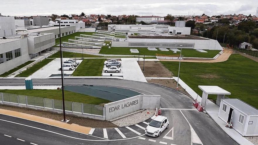 Vista parcial de la nueva depuradora del Lagares, con la entrada principal en primer término. // J. Lores