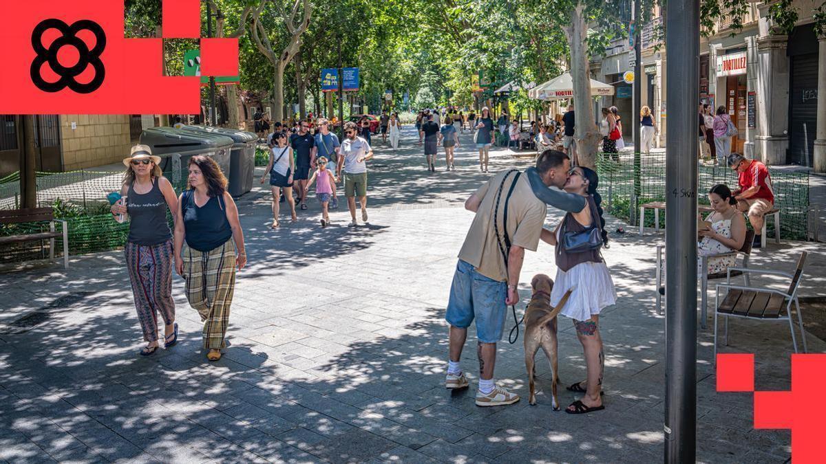 Ambiente ciudadano en la calle de Consell de Cent, convertida en eje verde.