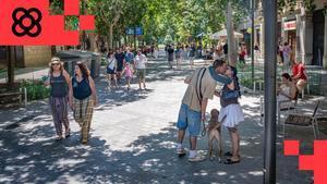 Ambiente ciudadano en la calle de Consell de Cent, convertida en eje verde.