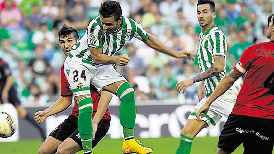 Rubén Castro cabecea durante un partido con el Mirandés.