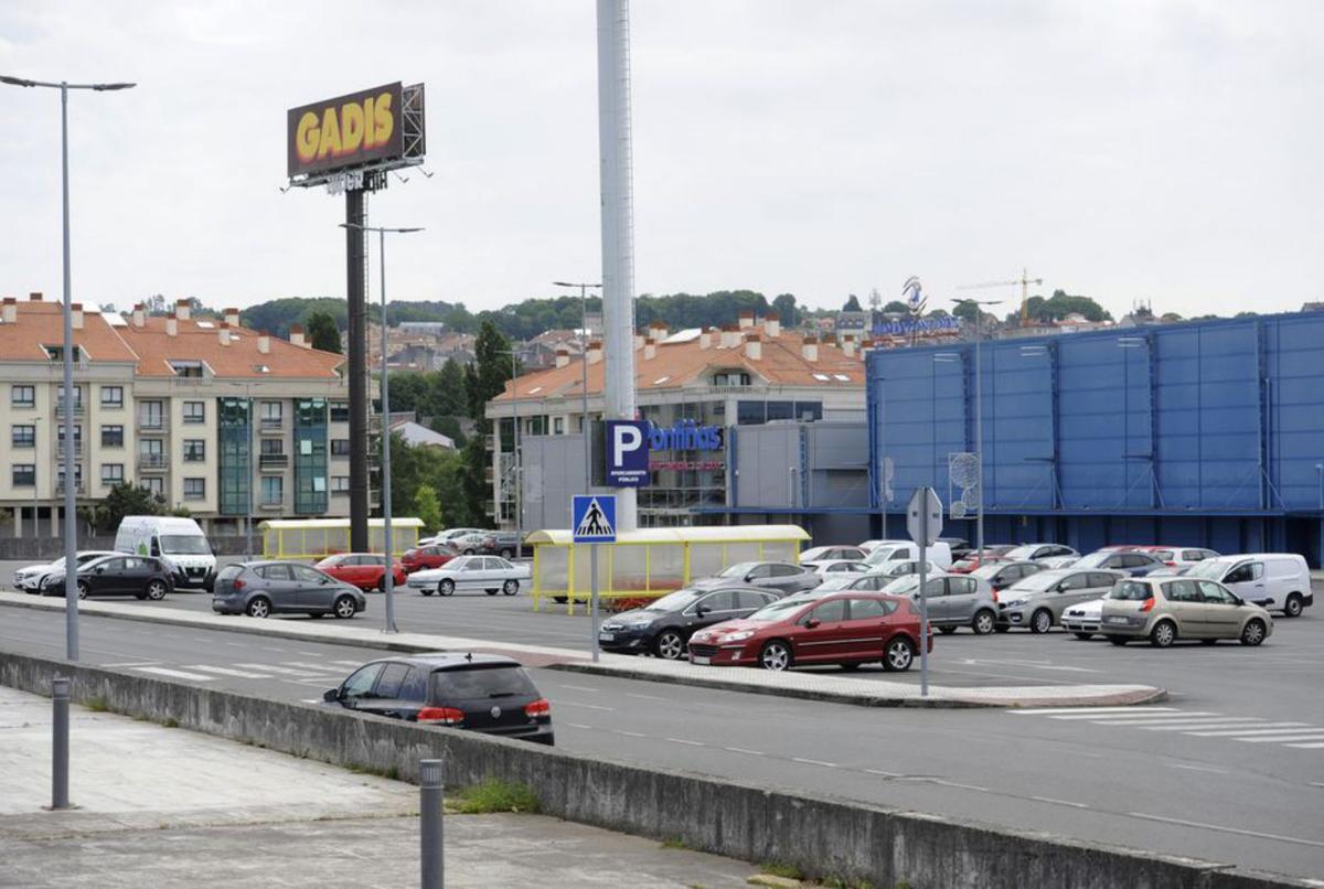 Estacionamiento del Pontiñas Gadis.   | // BERNABÉ/JAVIER LALÍN