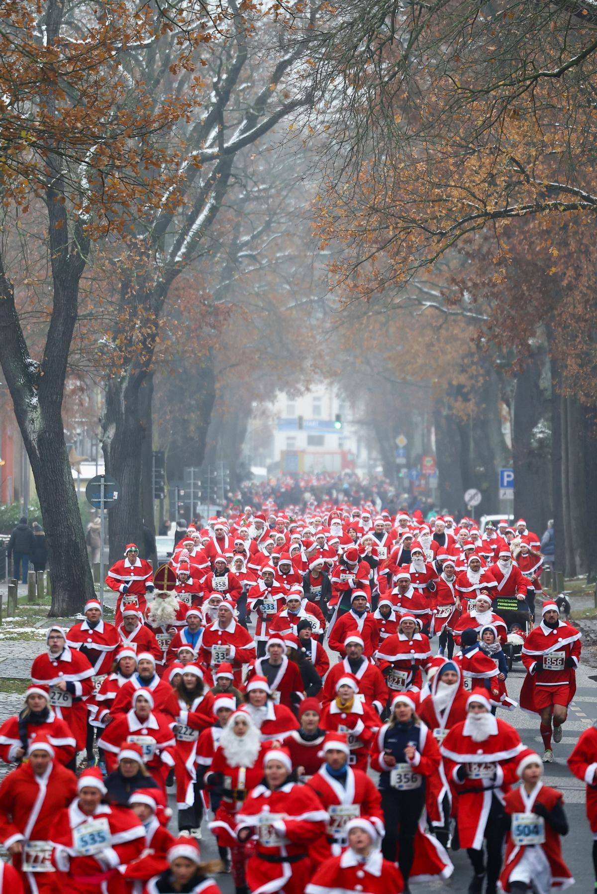 Carrera multitudinaria de papas Noel en Michendorf (Alemania)