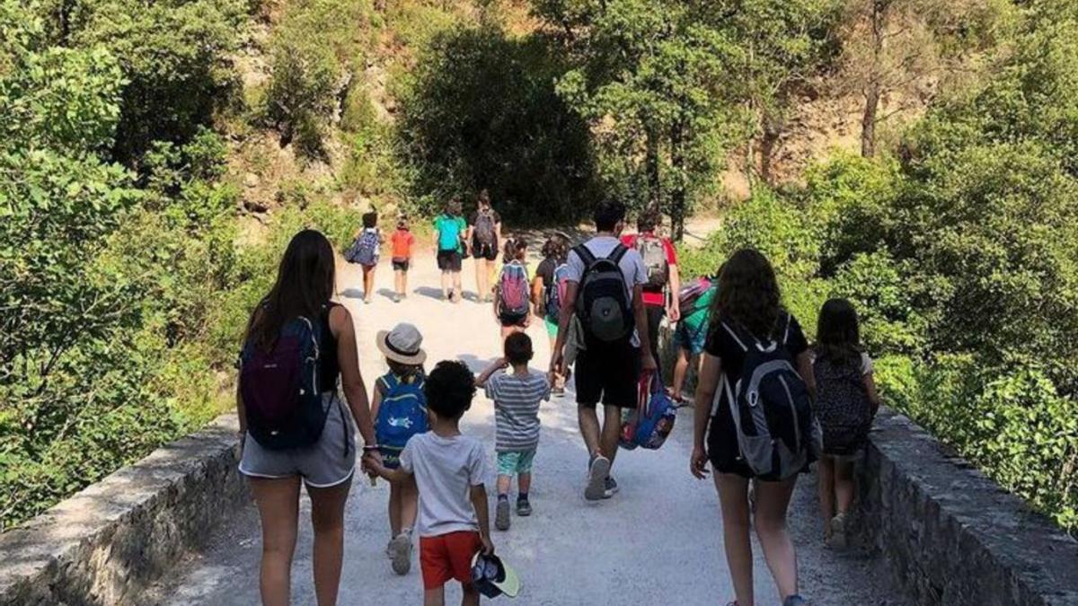 Una excursió dels esplais a les gorgues de Sadernes, a Sales de Llierca.