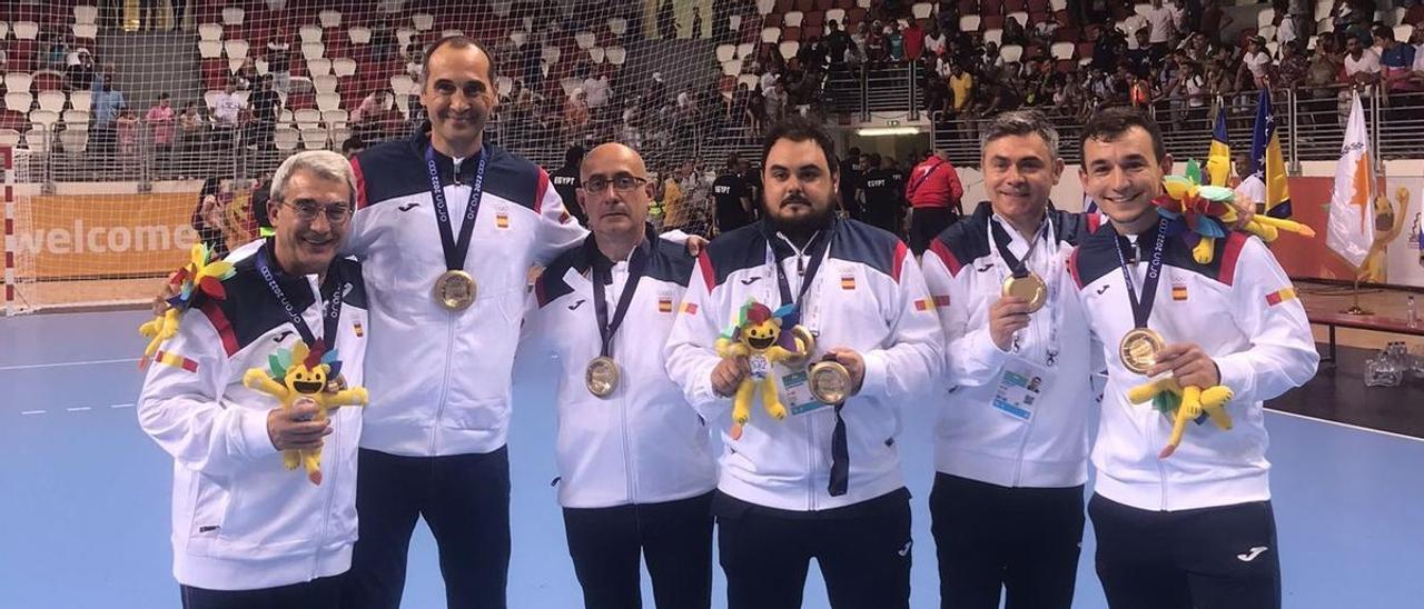 César Montes, segundo por la izquierda, con el resto del cuerpo técnico de la selección.