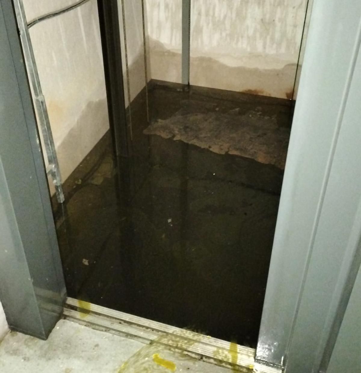 El hueco del ascensor permanece inundado en la finca de Massalfassar.